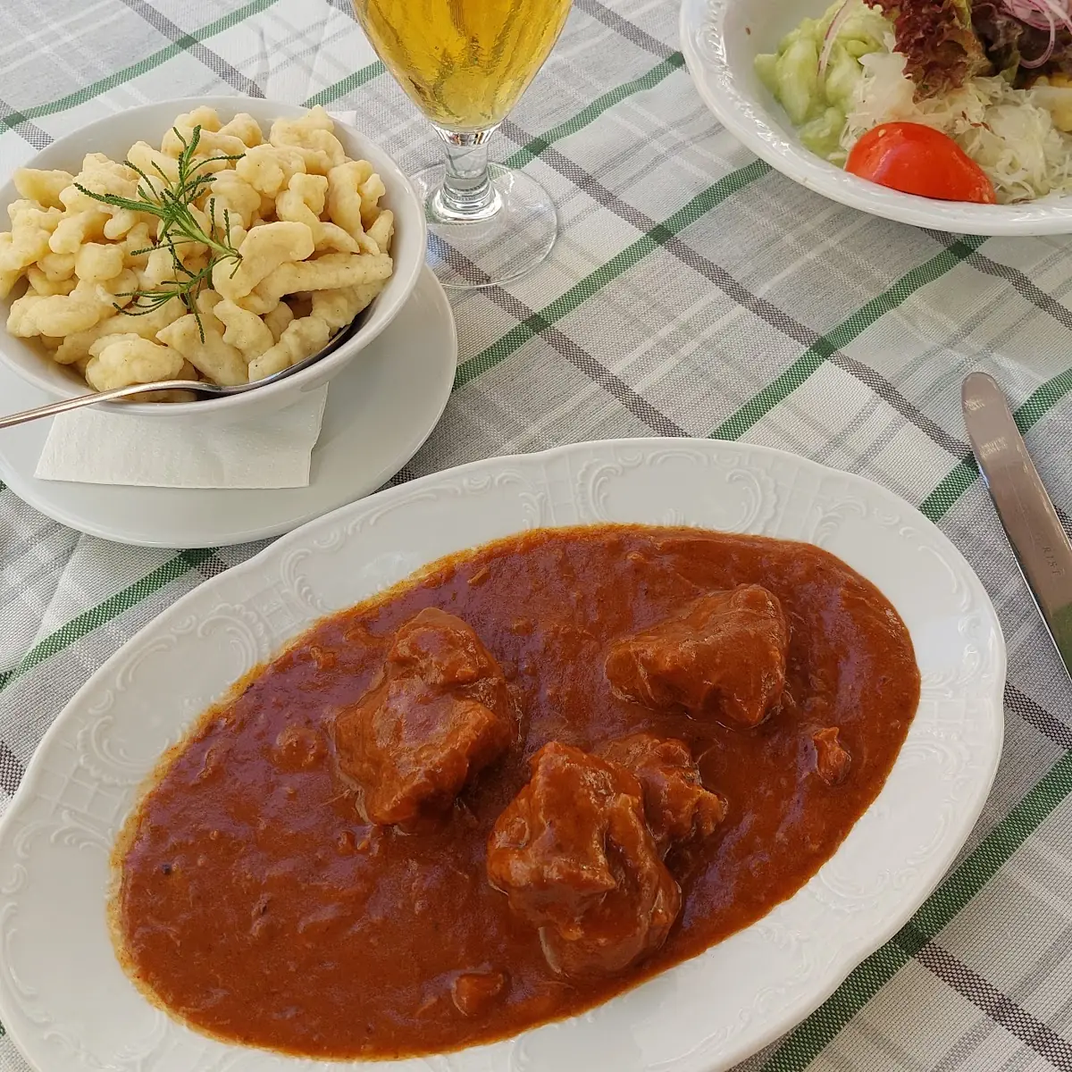 Kleines Gulasch Mit Nockerl
