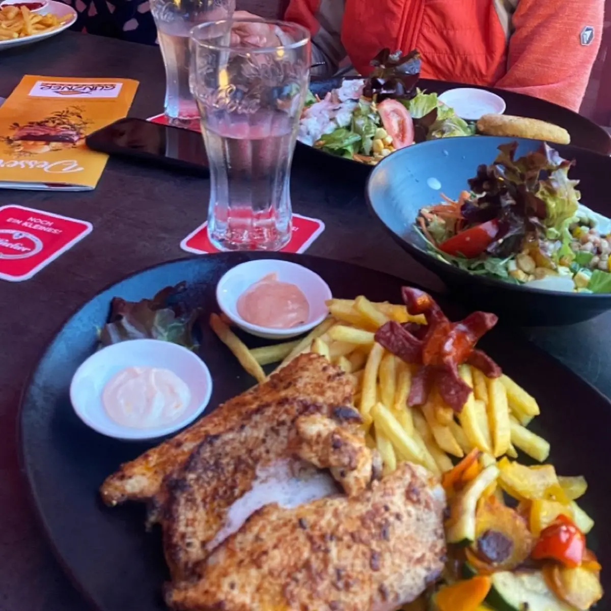 Grillteller Mit Gemischtem Salat