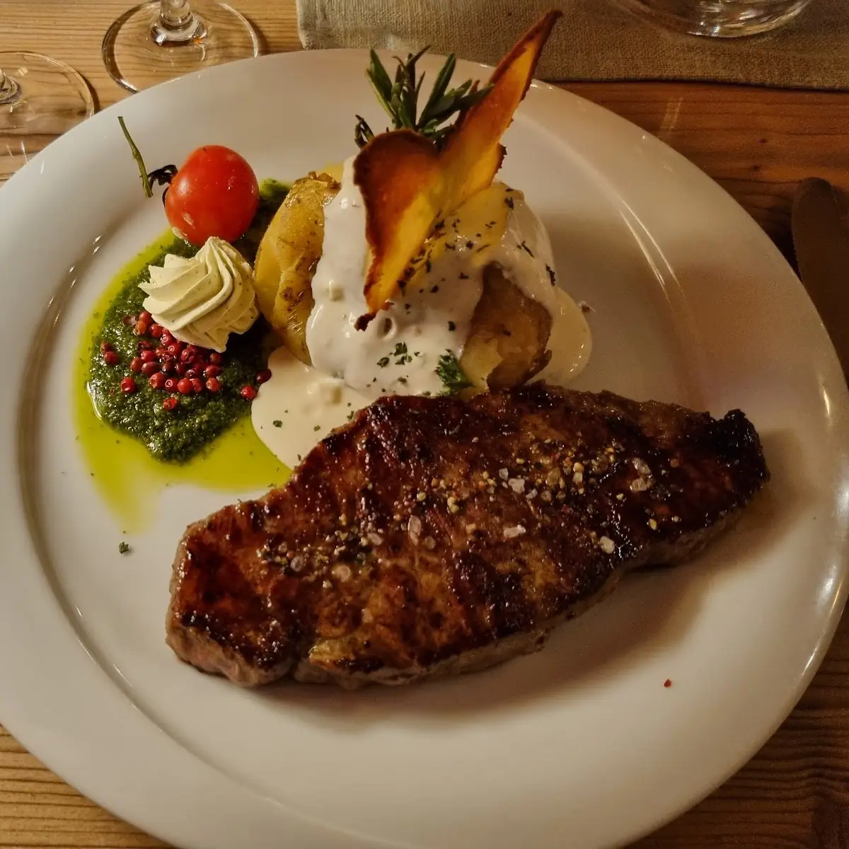 Heimischer Rinderrücken Rosa Gebraten Auf Rucola -pesto Dazu Ofenkartoffel Mit Sauerrahm