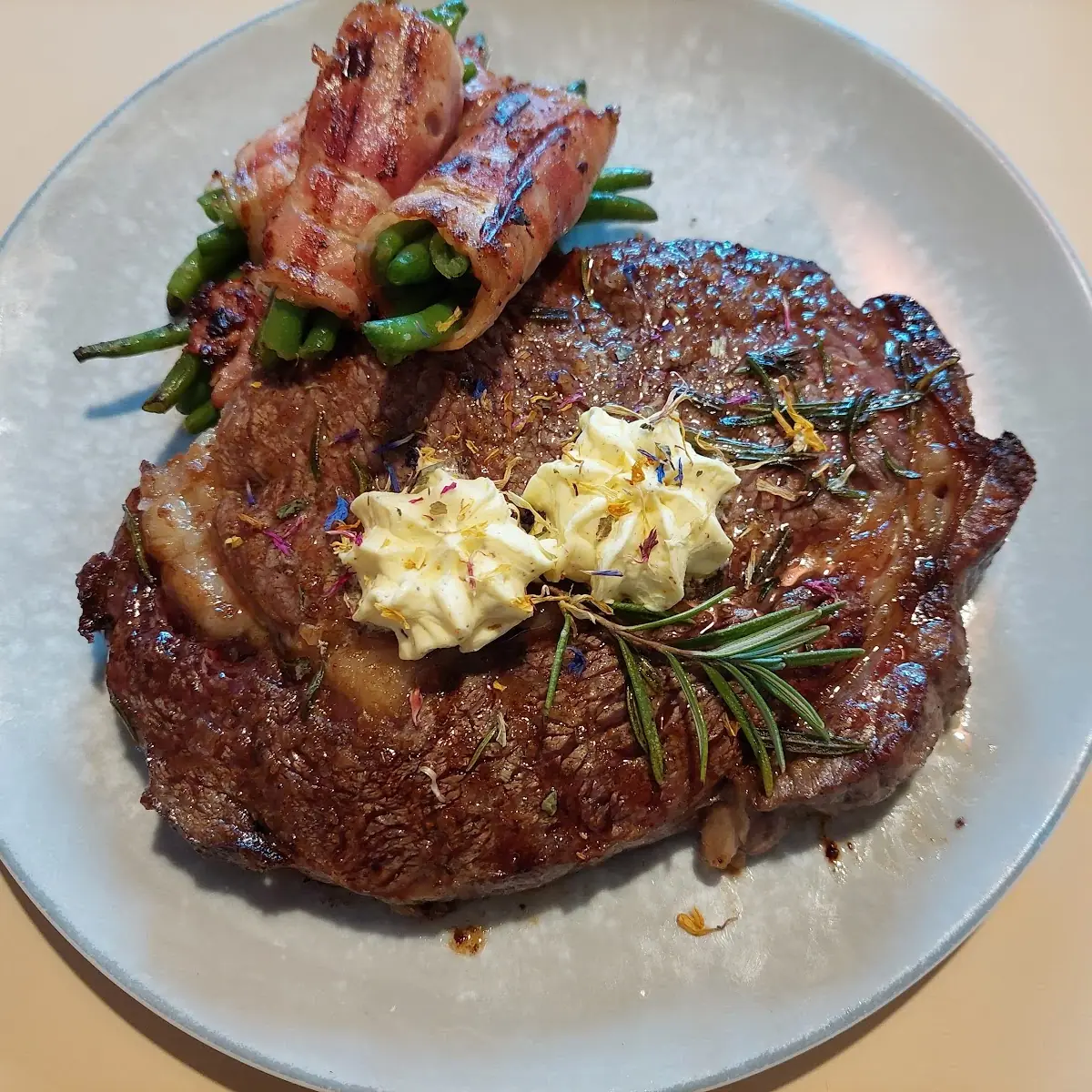 500 Gramm Ribeyesteak Mit Speckfisolen