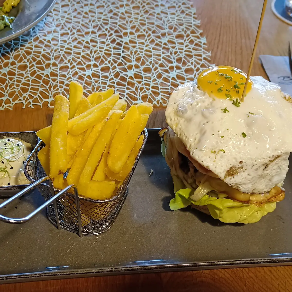 Burger Mit Hausgemachten Pommes