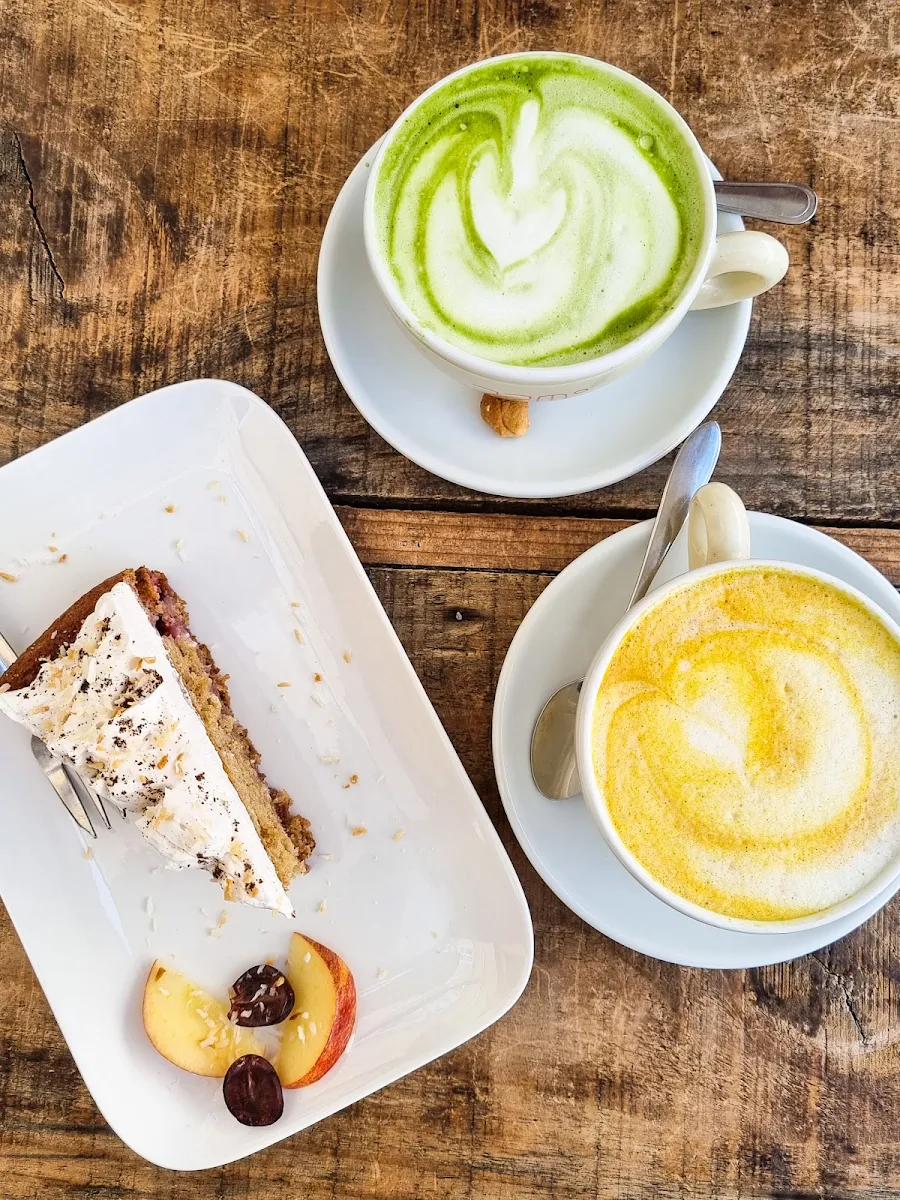 Kuchen Des Tages & Matcha Latte & Kurkuma Latte
