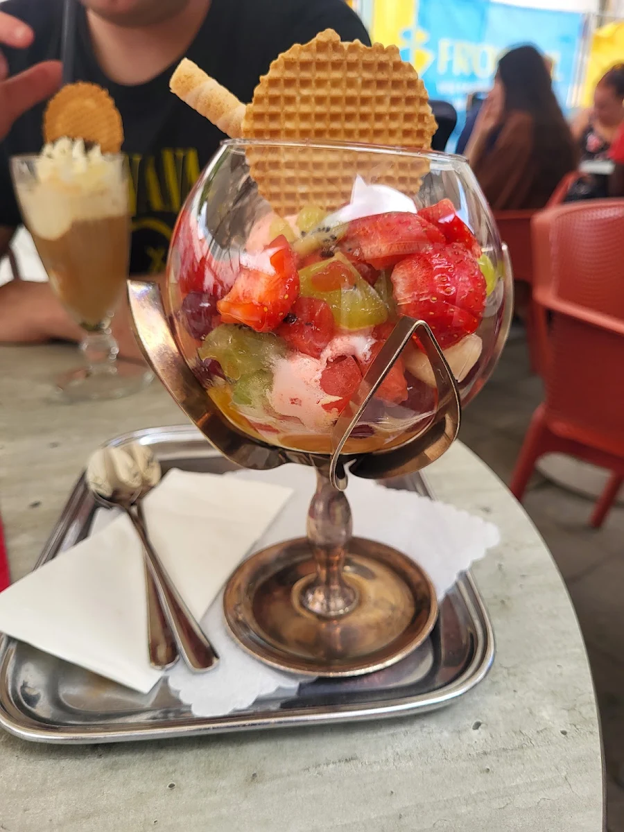 2 Kugeln Eis Mit Frischem Obst