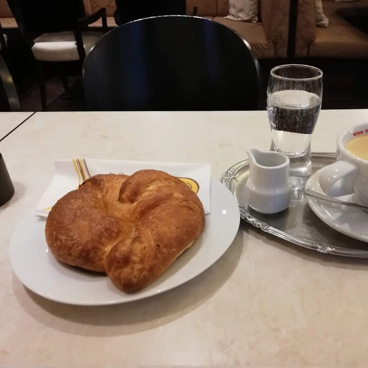 Kleiner Brauner Und Croissant