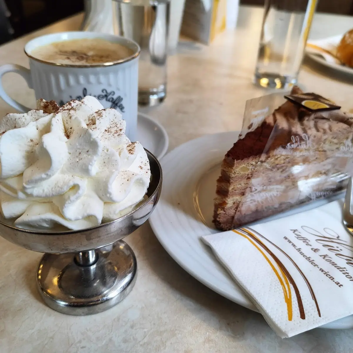 Melange Mit Schlagobers Cafe Latte Macchiato Ribisel Schaumschnitte