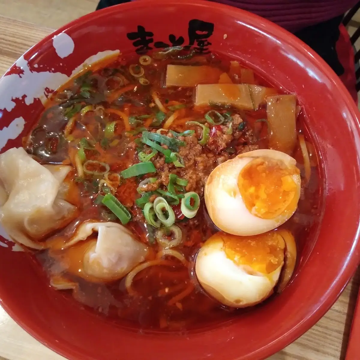 Spicy Wantan Hühnerbrühe Ramen