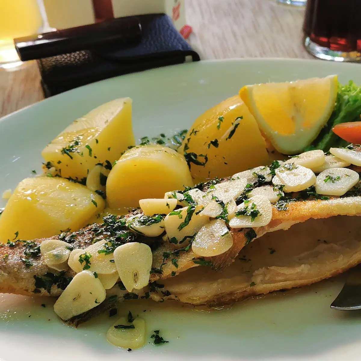 Fangfrische Forelle Müllerin Mit Knoblauch Scheiben