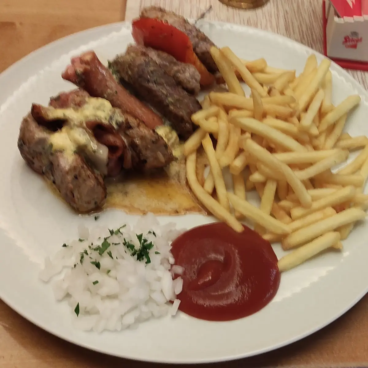 Fleischspieß Mit Pommes