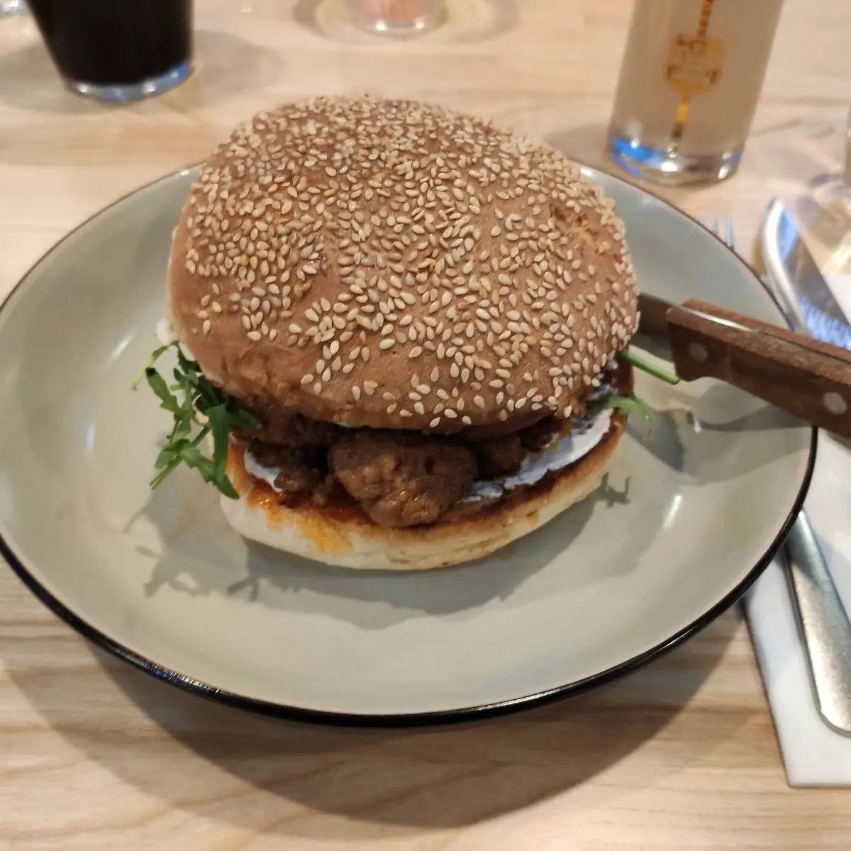 Burger Mit Lammfleischbällchen Und Gebratener Tomate