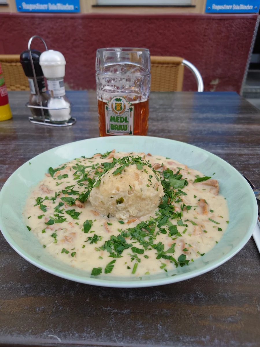Rahm-pfifferlinge Mit Semmelknödel