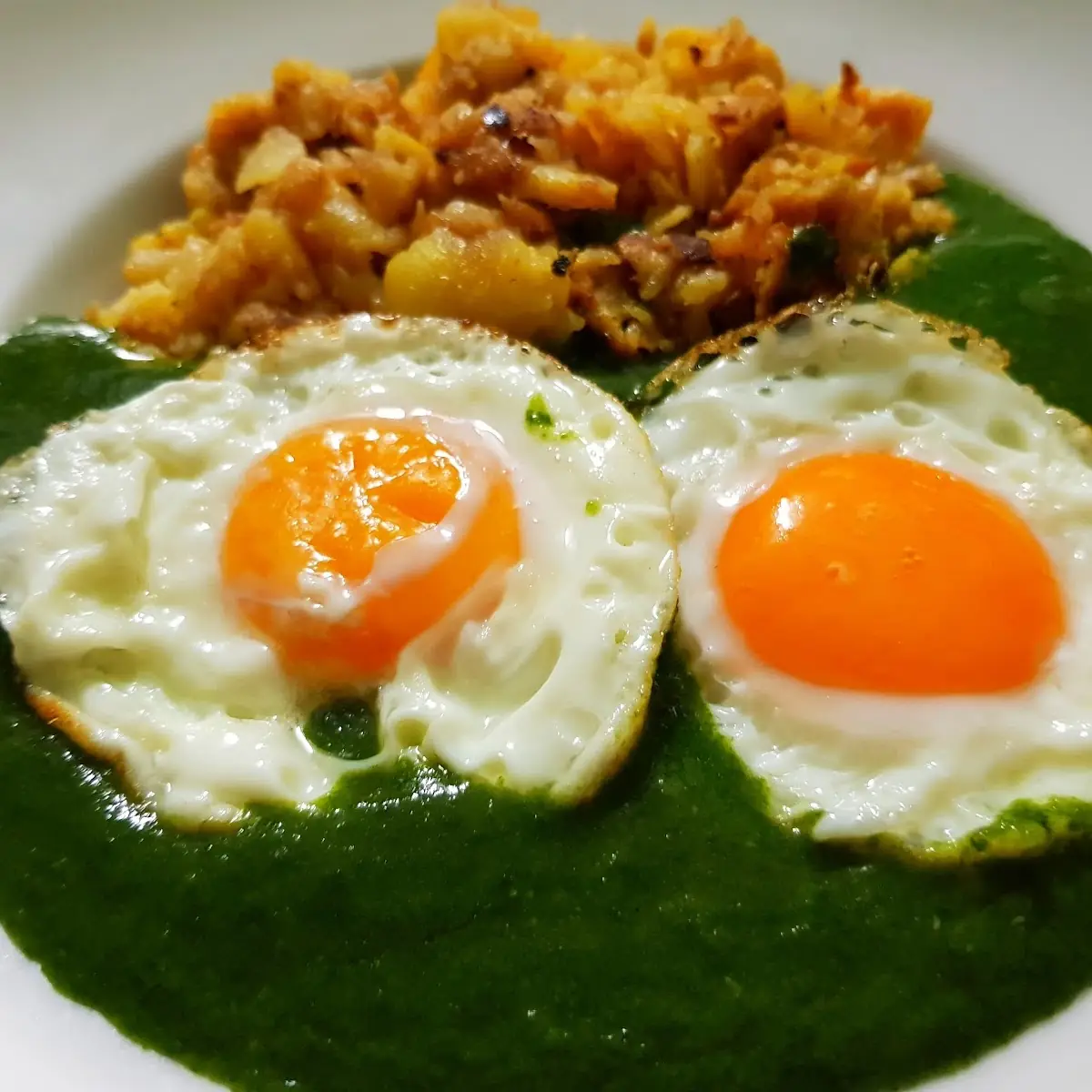 Cremespinat Mit Erdäpfelrösti Und Spiegelei