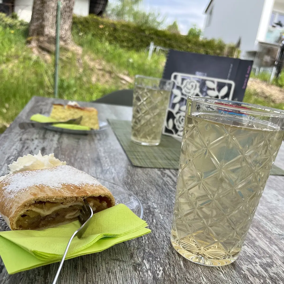 Apfelstrudel Mit Hollerwasser
