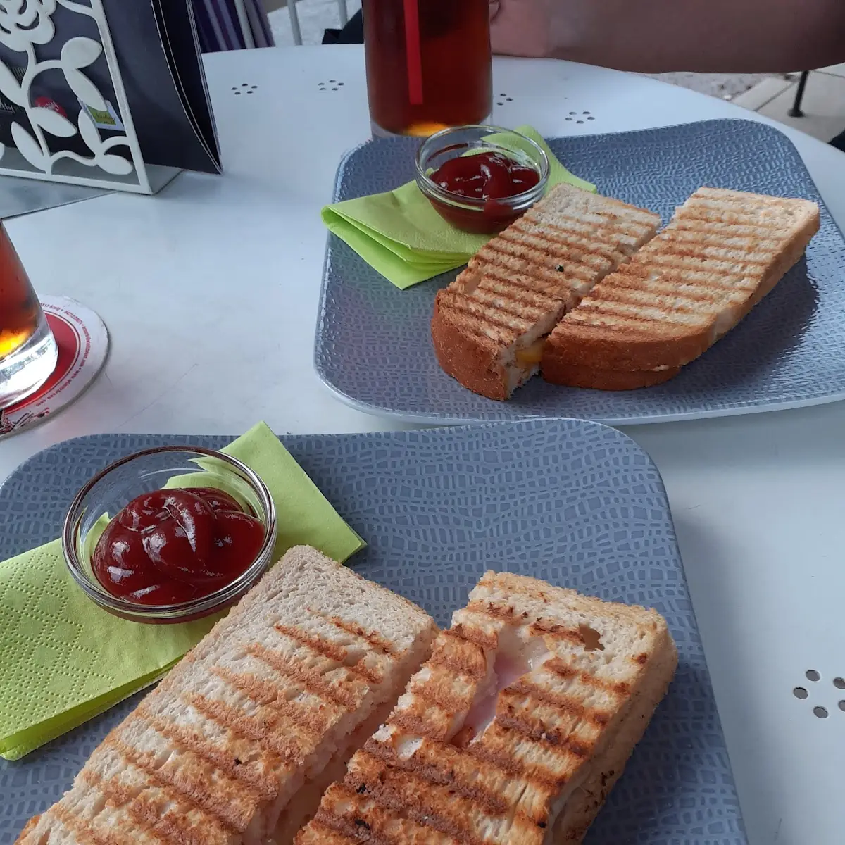 Vorne Toast Hawaii Hinten Veggie Toast
