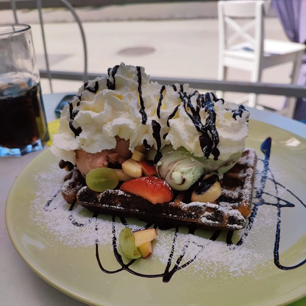 Waffel Mit Eis Obst Und Sahne