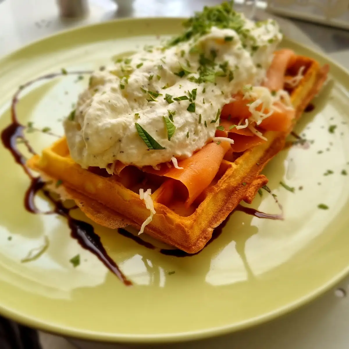 Waffel Mit Räucherlachs Und Krenobers