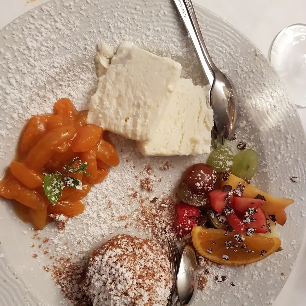 Köstlicher Topfenknödel Mit Marillenröster Vanilleeis Und Früchten