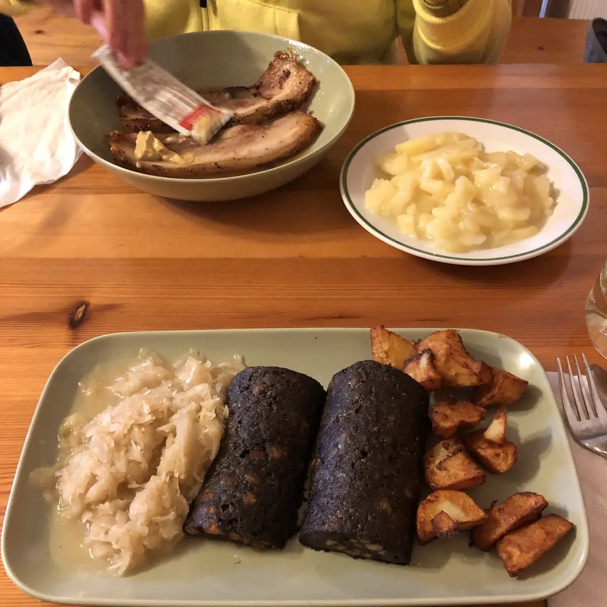 Blutwurst Mit Sauerkraut Und Röstkartoffeln