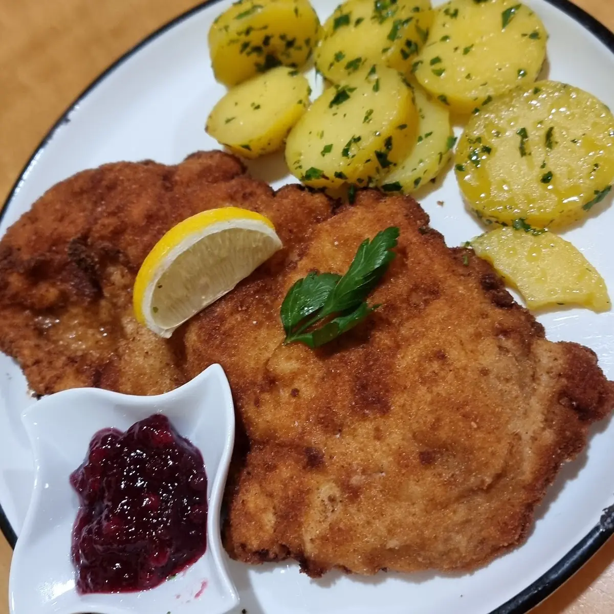 Wiener Schnitzel Mit Pommes