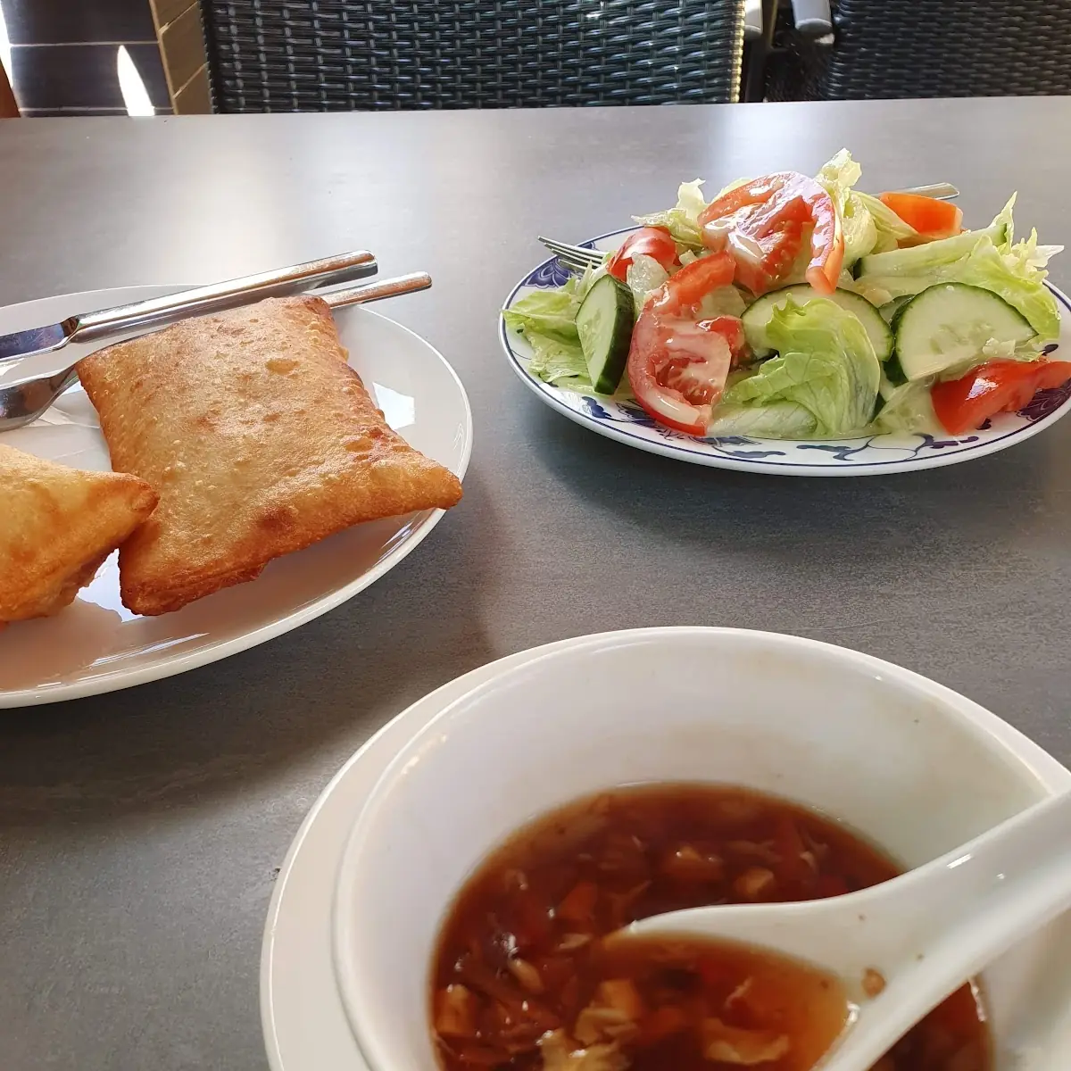 Pikannte Suppe Frühlingsrolle Gemischter Salat