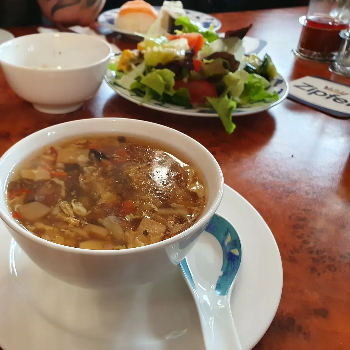 - Pikant-säuerliche Suppe