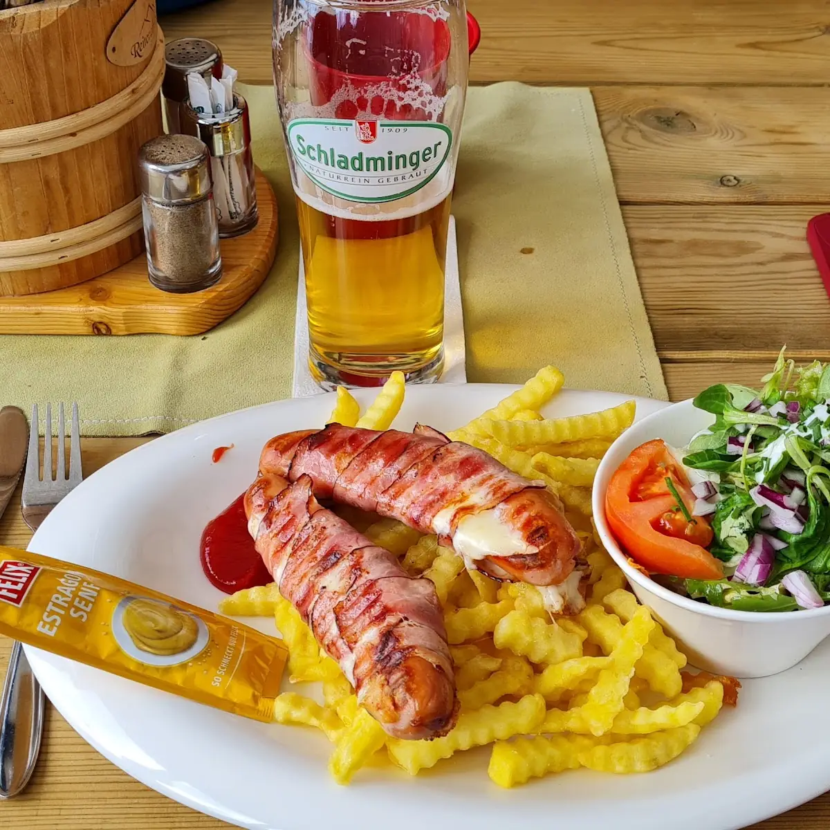 Bernerwürstel Mit Pommes & Salat