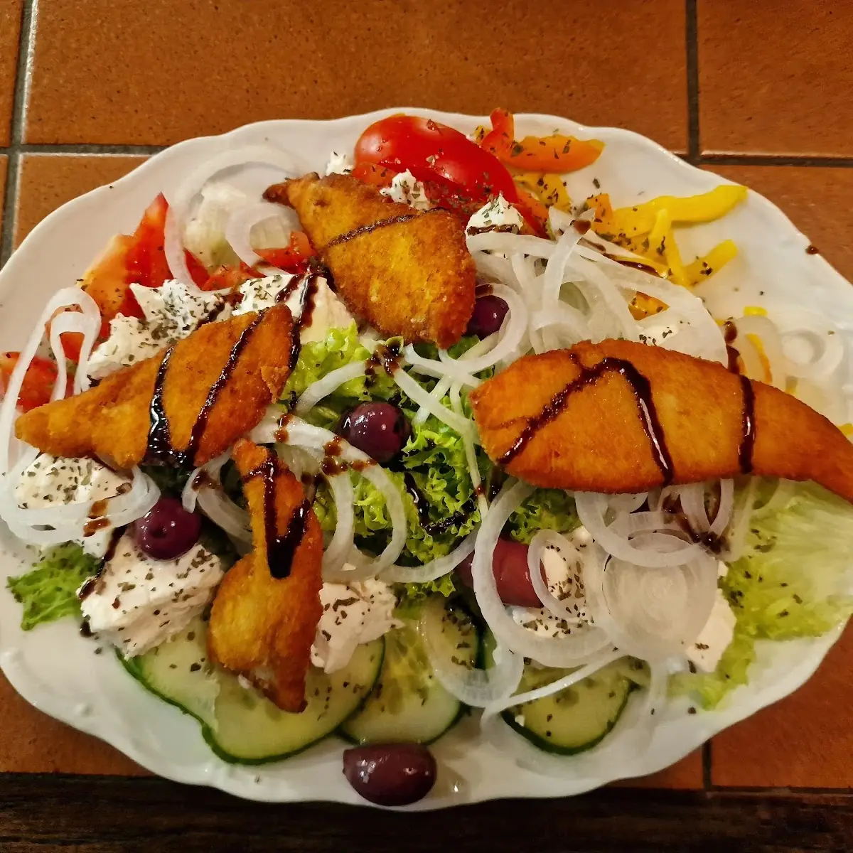 Griechischer Salat Mit Hühnerstreifen