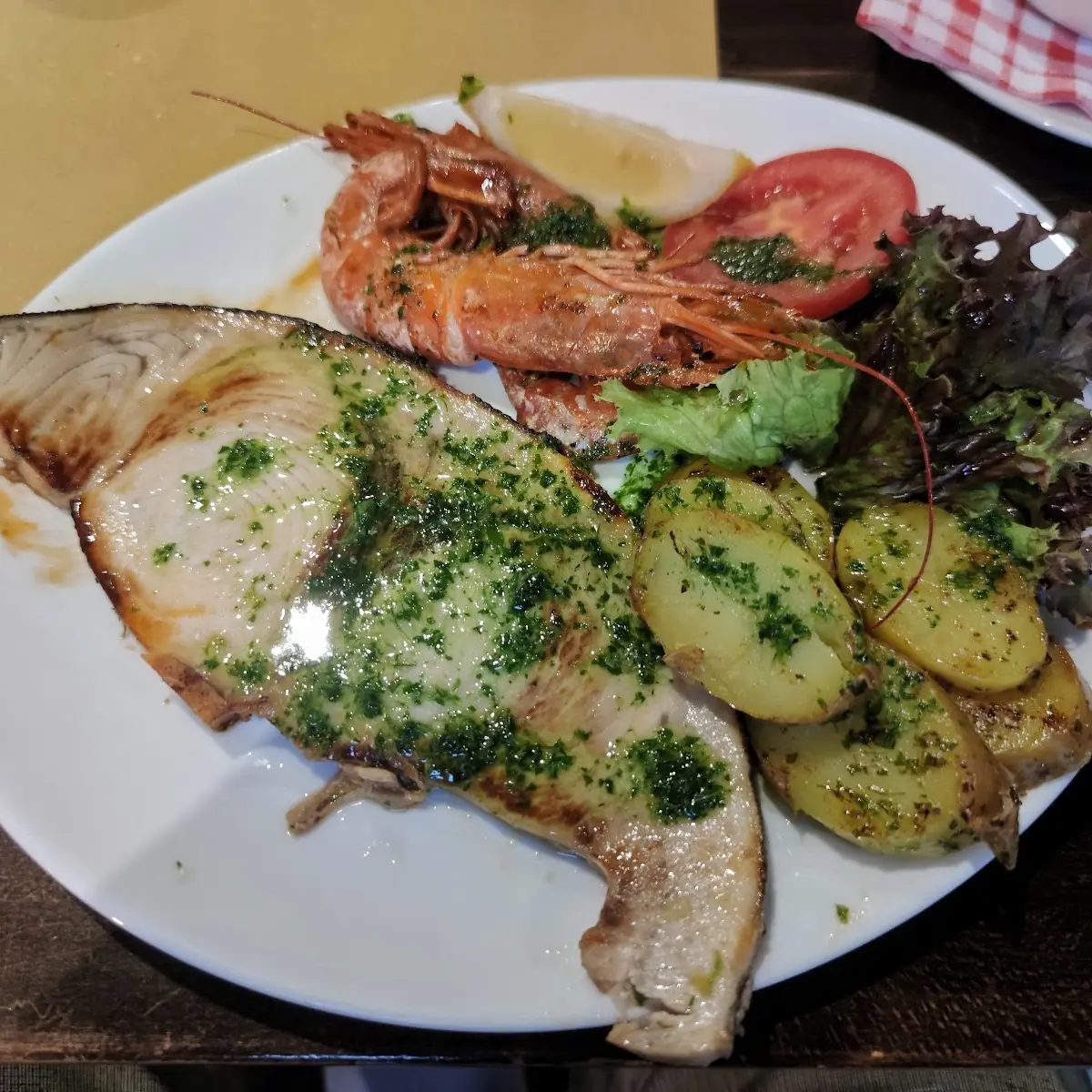 Schwertfisch-filet Mit Garnelen Und Kartoffeln