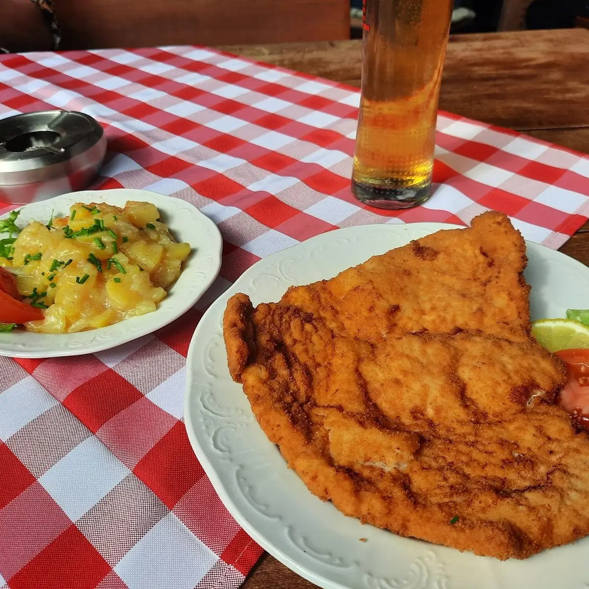 Riesenschnitzel Mit Salat