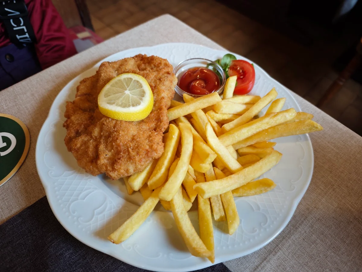 Wiener Schnitzel Mit Pommes