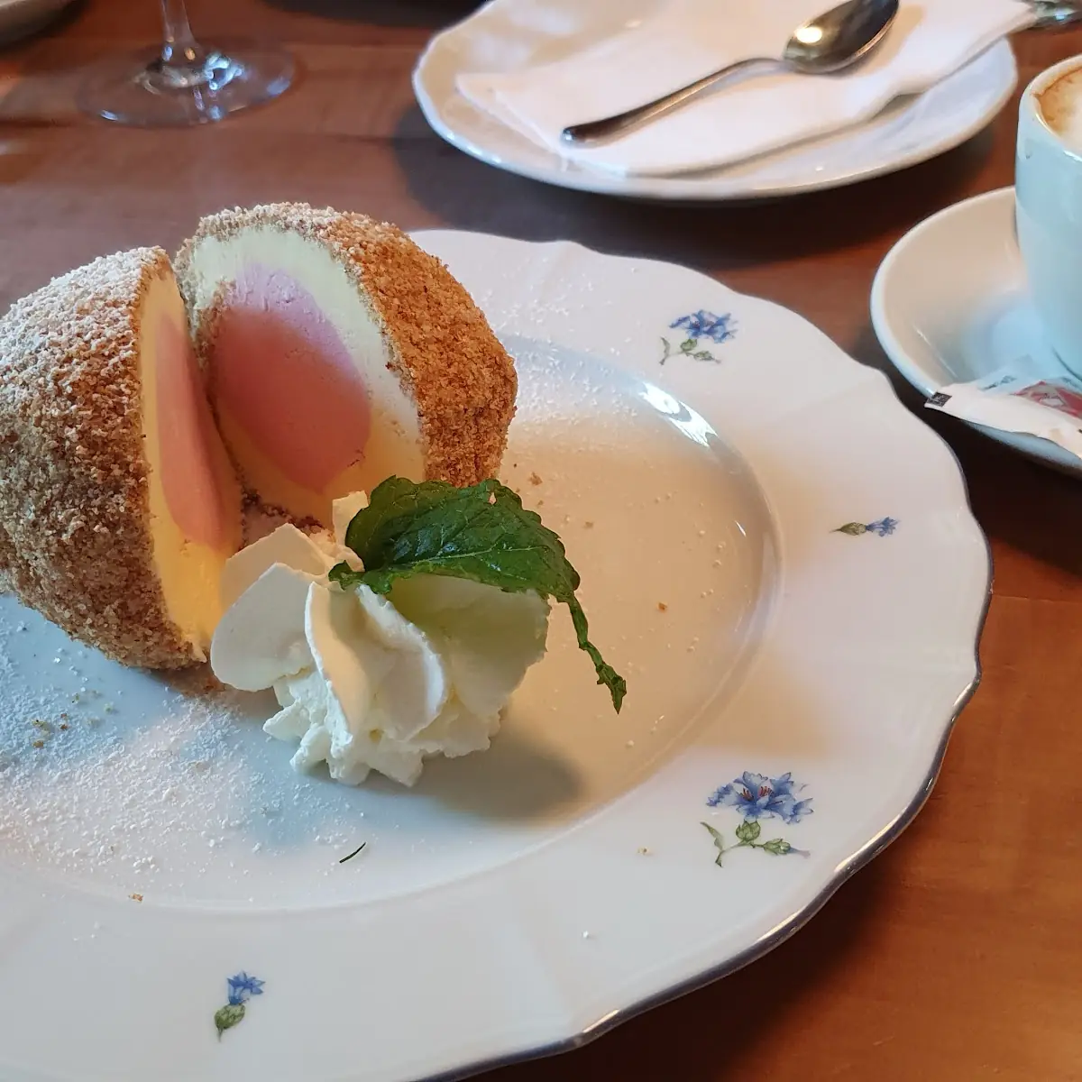 Erdbeer-vanille Eisknödel