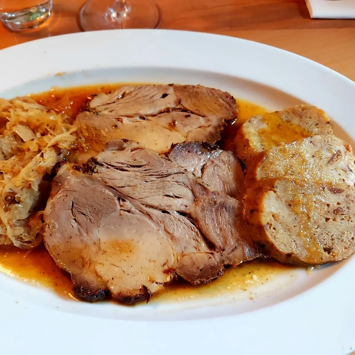Schweinsbraten Mit Sauerkraut Und Serviettenknödel