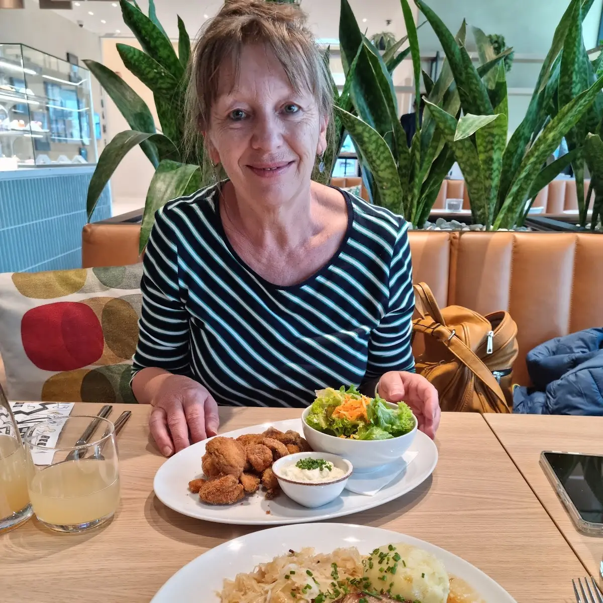 Ofenfrischer Schweinebraten Und Gebackene Champions