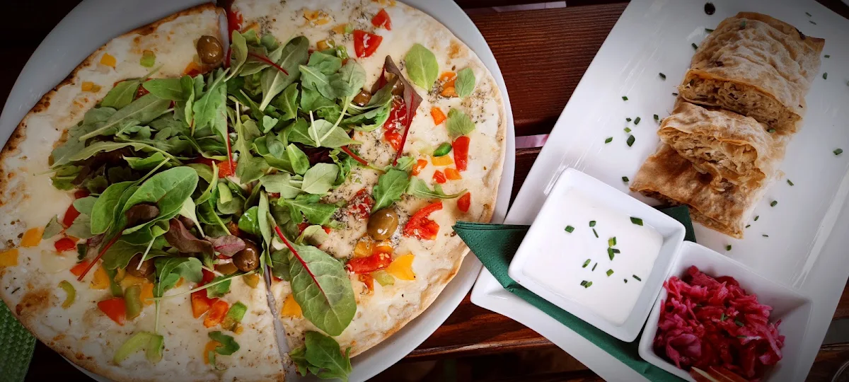 Veggi-flammkuchen Und Krautstrudel