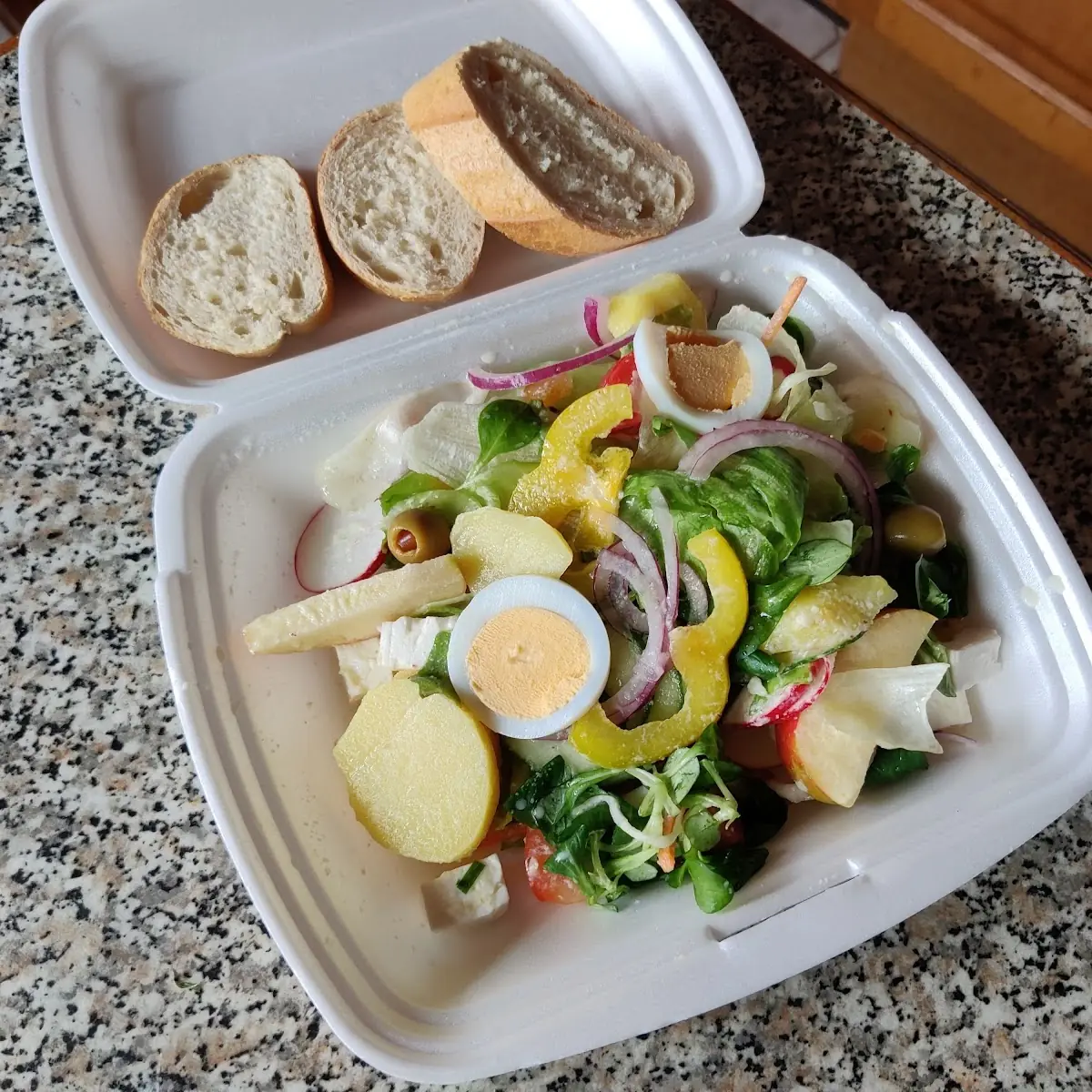 Sommersalat Mit Gebäck Und Apfeldressing