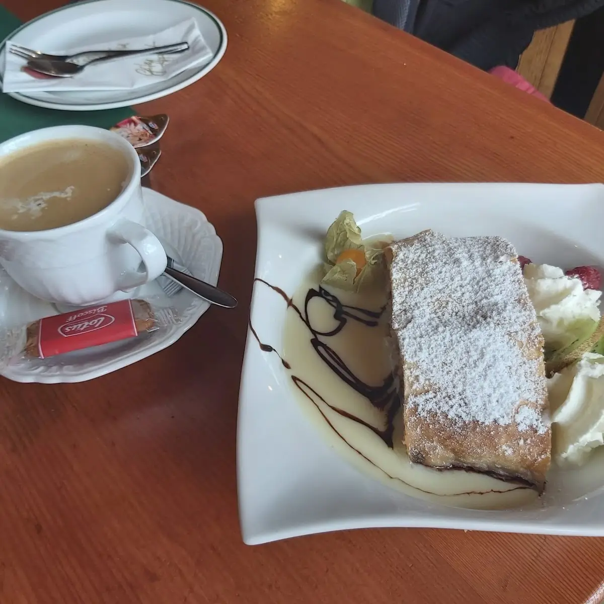 Apfelstrudel Mit Capuccino