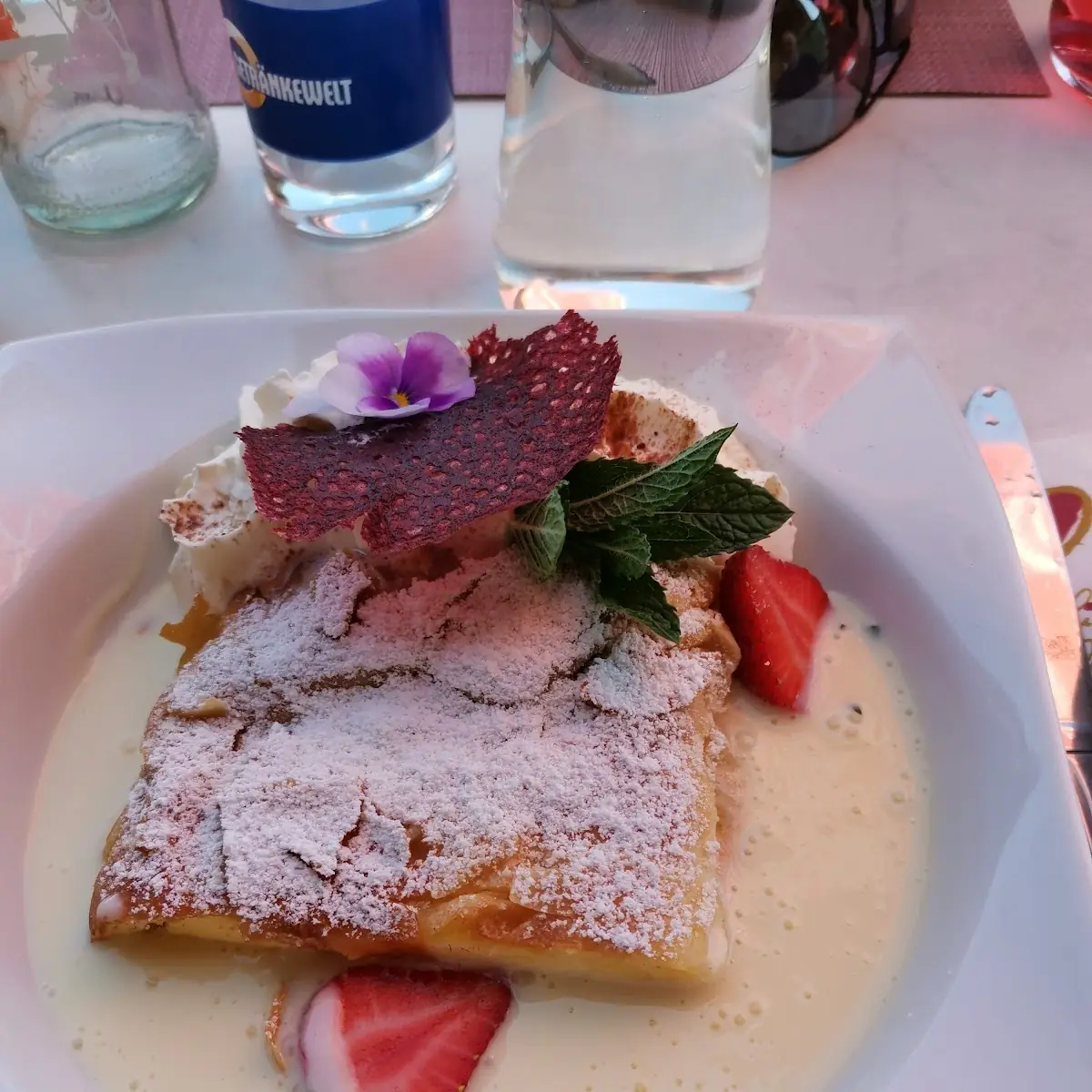 Topfen- bzw Quarkstrudel Mit Vanillesauce