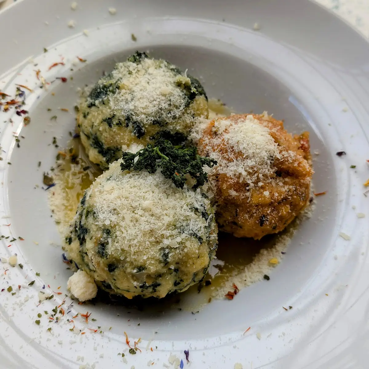 Knödeltrio Saisonal Mit Parmesan Und Salat
