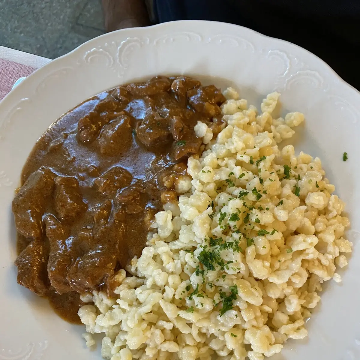 Original Ungarisches Rindergulasch Mit Nockerl