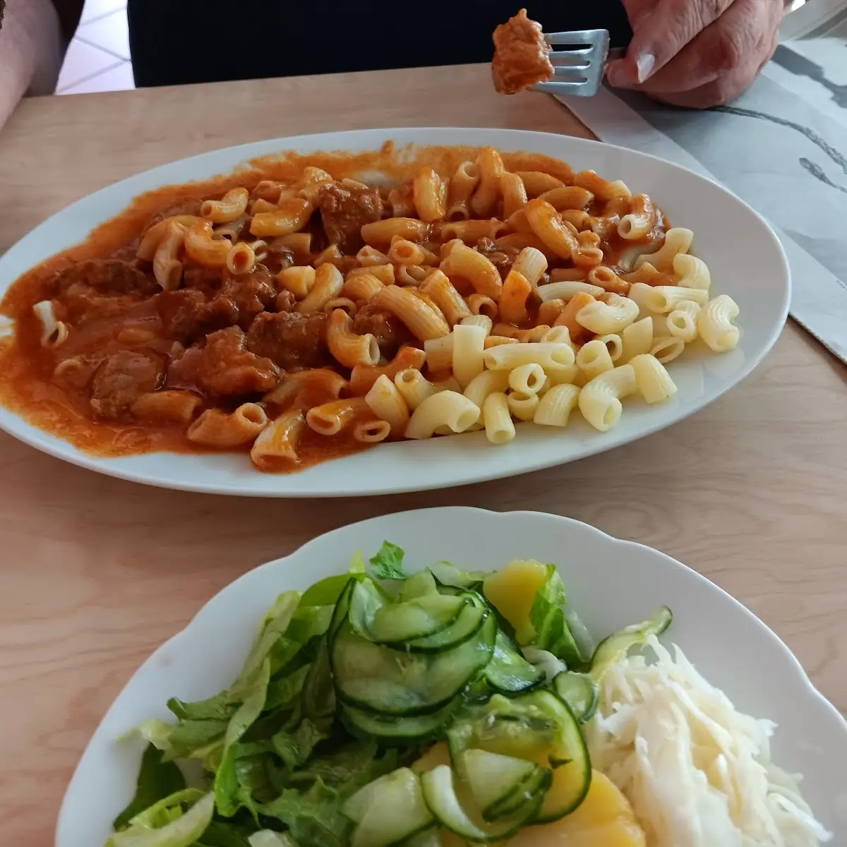 Schweinsgulasch Mit Teigwaren