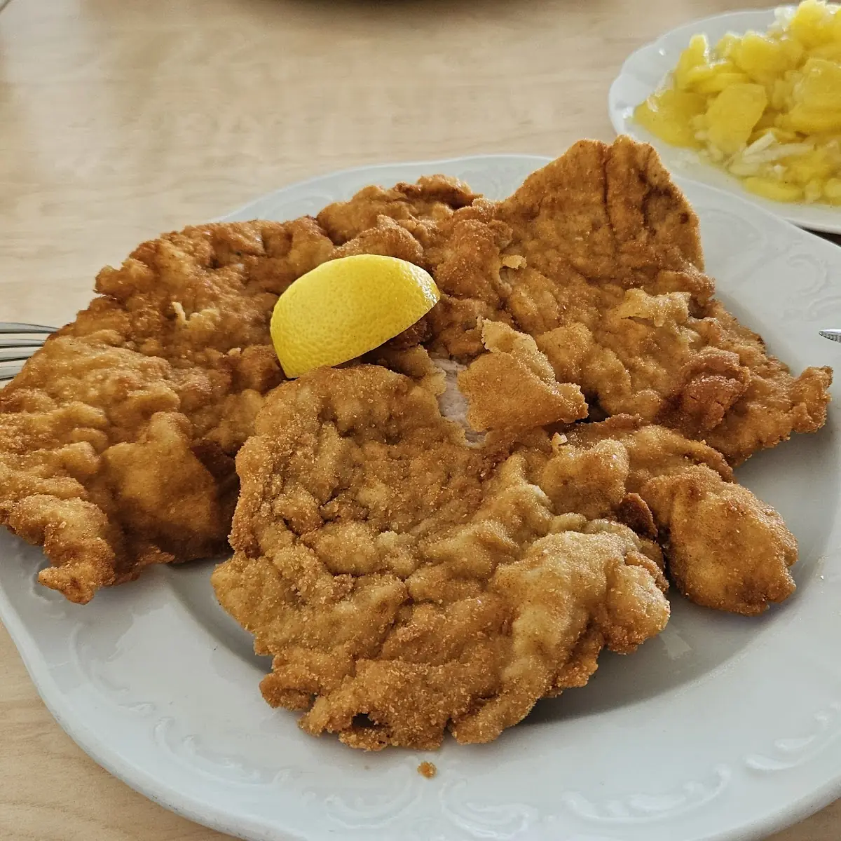 Wiener Schnitzel Mit Salat Und Pommes