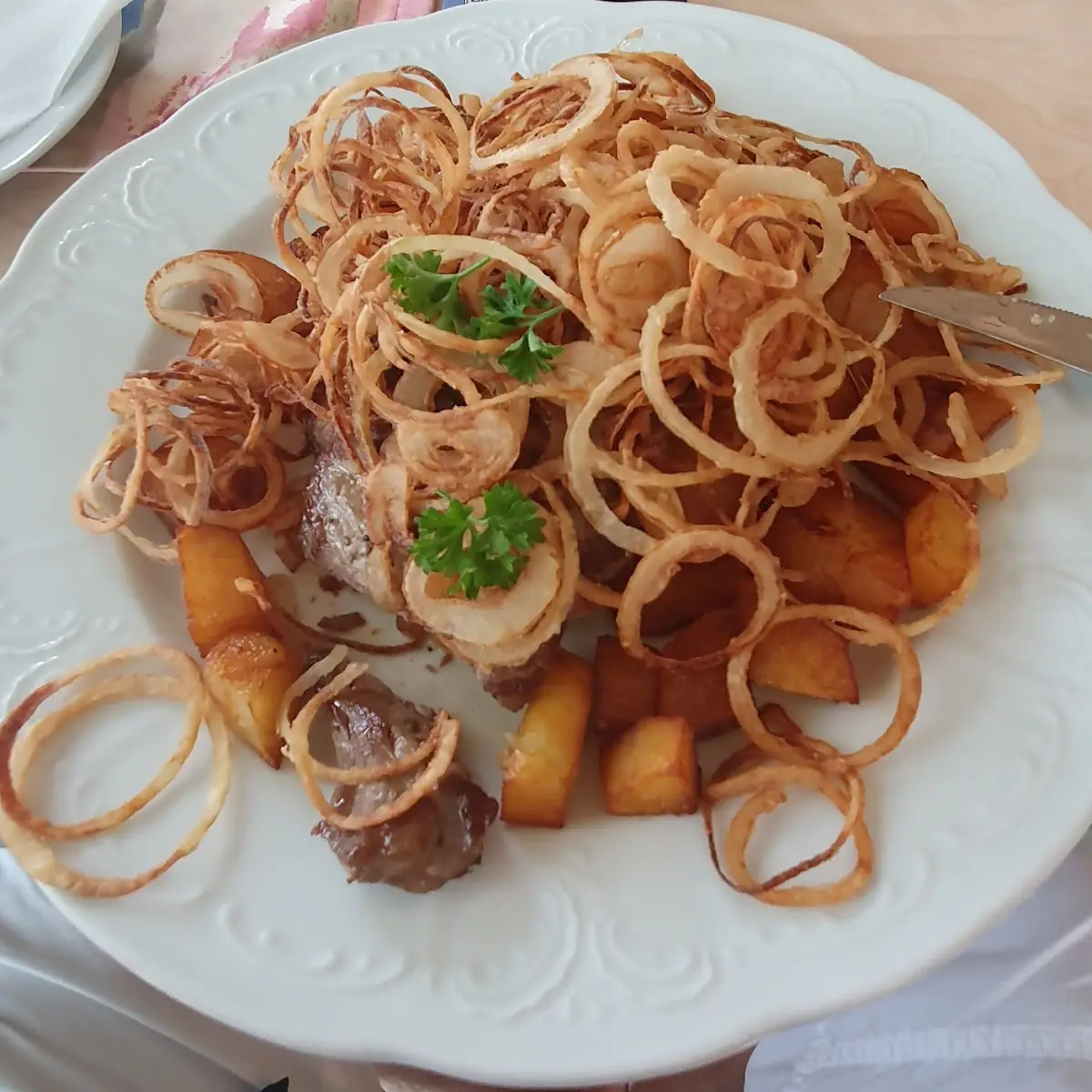 Zwiebelnrostbraten Beef With Fried Onion
