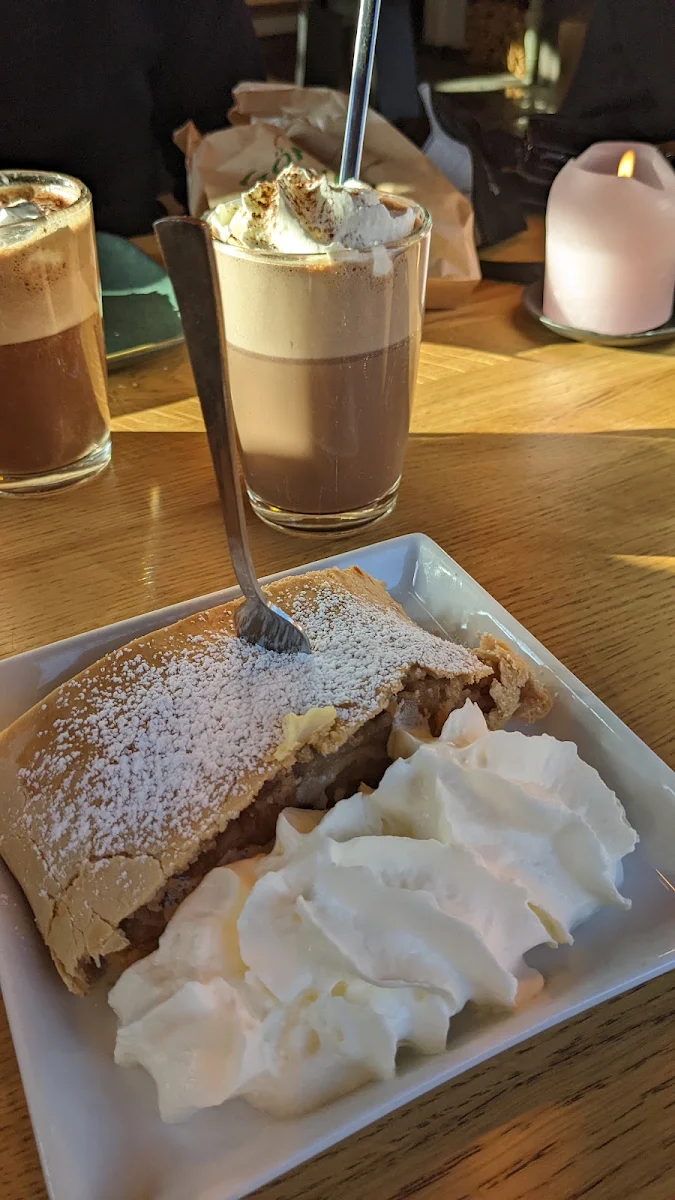 Apfelstrudel Mit Sahne