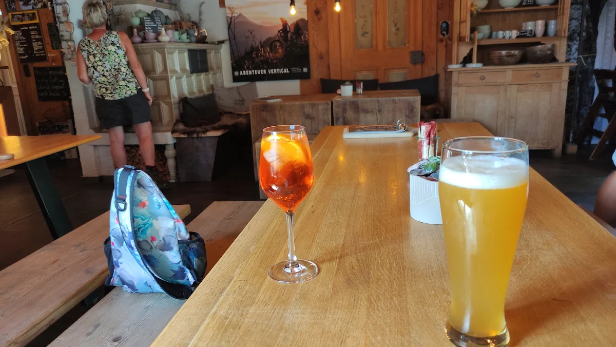 Links Aperol Spritz Rechts Weizenbier