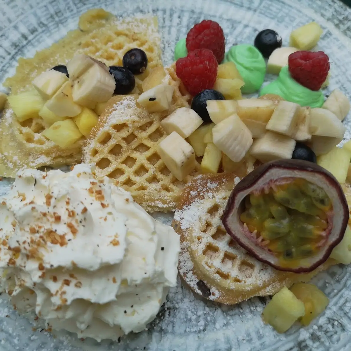 Frische Waffeln Mit Früchten