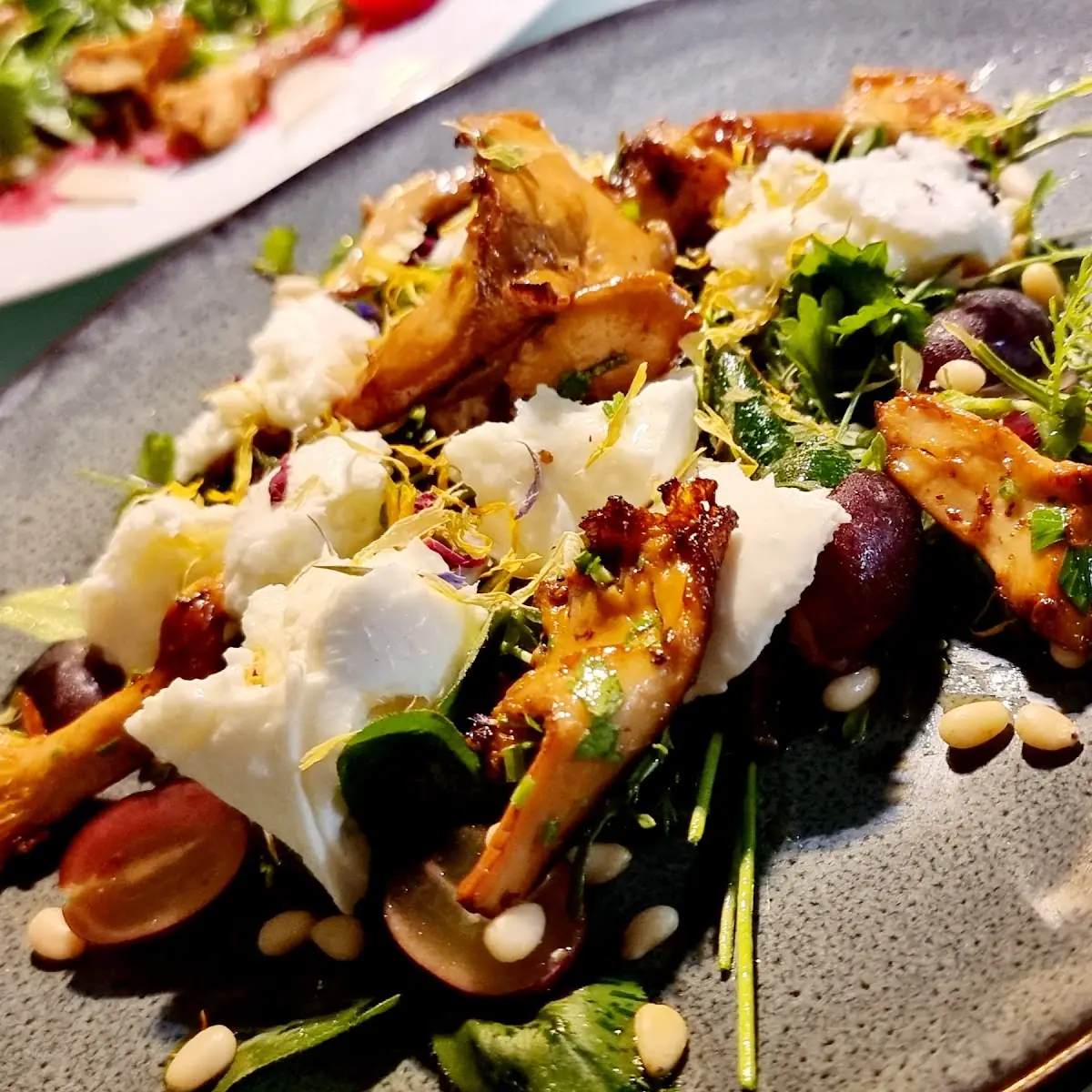 Burata Auf Eierschwammerl Wildkräutersalat An Weißwein-balsamico Vinaigrette