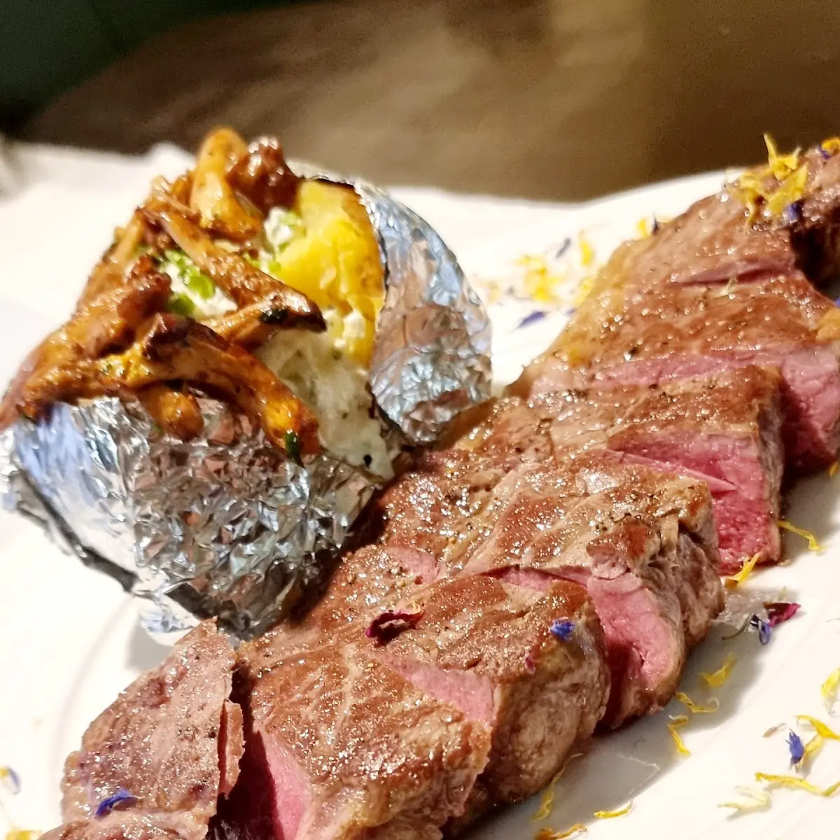 Gegrillte Beiried Schnitte An Ofenkartoffel Mit Sauerrahm Und Sautierten Eierschwammerl