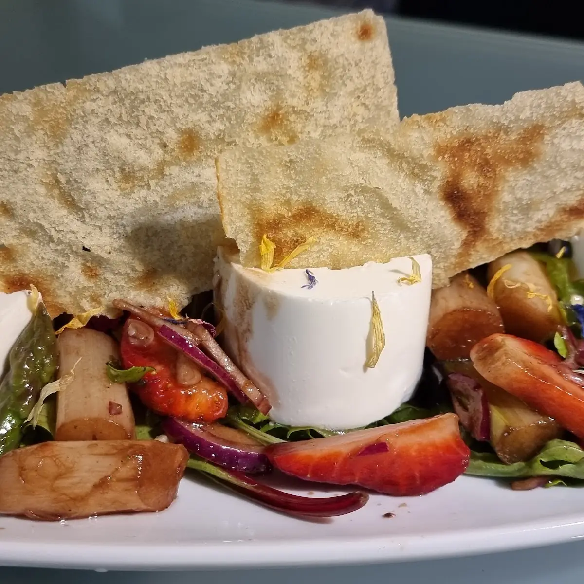 Schafskäse Auf Spargel-erdbeer Salat