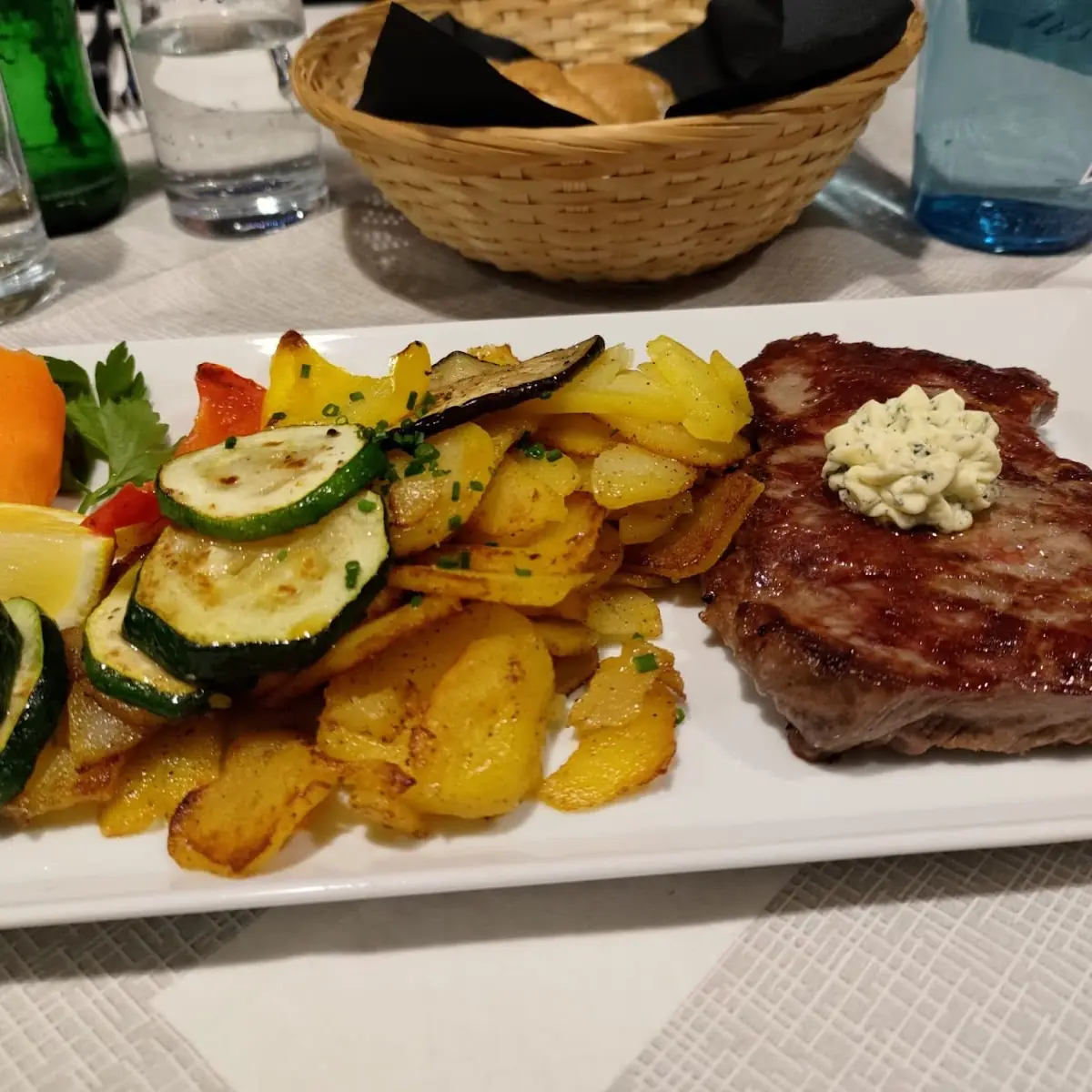 Rumpsteak Mit Bratkartoffeln Und Kräuterbutter