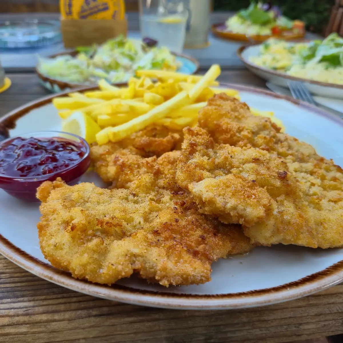 Wiener Schnitzel Vom Schwein Mit Pommes Und Preiselbeeren