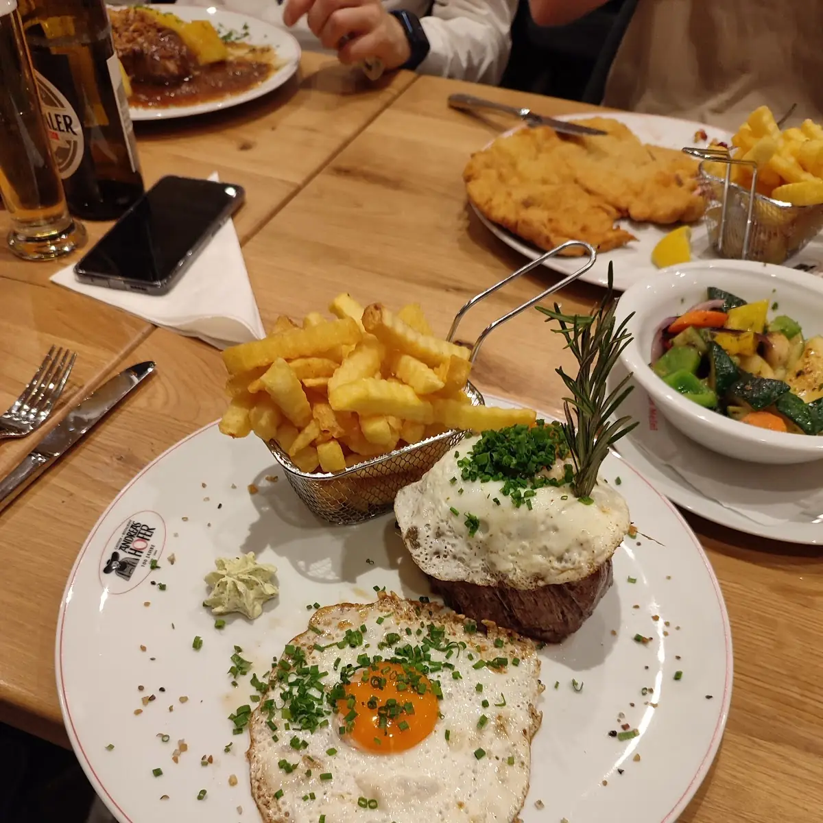 Filetsteak Mit Spiegelei Pommes Und Gemüse